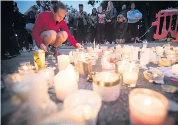  ?? AP ?? Velas recuerdan a las víctimas de una balacera en el exterior de la mezquita Al Noor, en Christchur­ch, Nueva Zelanda.