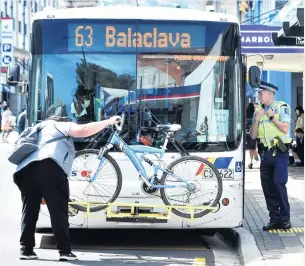  ?? PHOTO: PETER MCINTOSH ?? Police talk to a Bus driver at the Dunedin bus hub on Thursday.