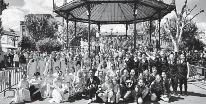  ?? ANDRÉS RODRÍGUEZ ?? Protagonis­tas Los alumnos de las dos academias, preparados para bailar. ▷