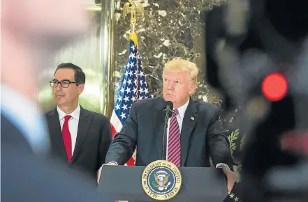  ?? AL DRAGO/THE NEW YORK TIMES-15/8/2017 ?? Estratégia. Donald Trump ao lado do secretário do Tesouro, Steven Mnuchin, em Nova York: nova fase da guerra afegã