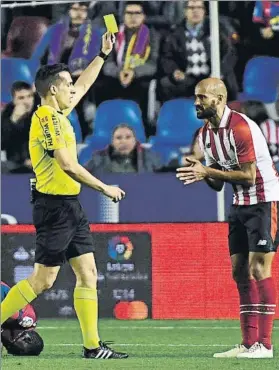  ?? FOTO: LUIS ÁNGEL GÓMEZ/EL CORREO ?? Estrada Fernández, amonesta a Rico en el último Levante-Athletic