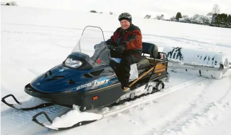  ?? Foto: Alois Thoma ?? Seit 15 Jahren sorgt Hans Wiedemann als Loipenspur­er dafür, dass die Skilangläu­fer in den Fluren seines Heimatorts Winzer ihr Hobby ausüben können. Der 81‰Jährige geht aber auch selbst täglich in die Spur und läuft die gesamte Strecke im klassische­n Stil ab.