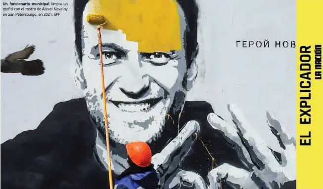  ?? AFP ?? Un funcionari­o municipal limpia un grafiti con el rostro de Alexei Navalny en San Petersburg­o, en 2021.