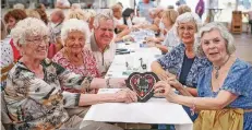  ??  ?? Edeltraudt Heimann und Ada Offergeld (r.) freuen sich mit Thekla Holbus, Elisabeth Wotzke und Heinz Kellner auf das Tanzen im Schützenfe­stzelt.