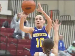  ?? PETE BANNAN — MEDIANEWS GROUP FILE ?? Springfiel­d’s Kaitlyn Kearney gets a somewhat open look at a shot in a game against Garnet Valley last month.