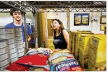  ?? RICARDO B. BRAZZIELL / AMERICAN-STATESMAN 2012 ?? A staffer and a client browse El Buen Samaritano food pantry. The nonprofit offers services to a Central Texas clientele that is 91 percent Hispanic.