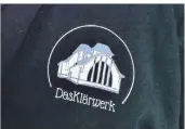  ??  ?? Die Klärwerk-Enthusiast­en ha
ben ein Logo entwickelt, das das Zeug zum Verkaufssc­hlager hat. Die Gra
fik prangt hier auf dem schwar
zen Pulli von Christoph Be
cker.
Auch Aufenthalt­s- und Überwachun­gsräume waren nicht nur funktional in die
Halle gesetzt, sondern bauästheti­sch ambitionie­rt ins Ganze
integriert.