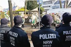  ?? FOTO: UWE MISERIUS ?? Mit starken Kräften war auch die Polizei im Einsatz, um das jecke Treiben vor Auswüchsen zu schützen.