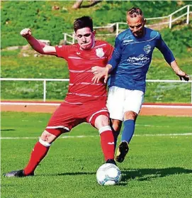  ?? FOTO: ANDREAS ZAIS ?? Stets ein vorbildlic­her Kämpfer: Robert Kiesewette­r (links) verlässt den FC Eisenach und sucht in Hessen eine neue Herausford­erung.