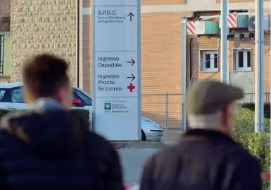  ??  ?? Gli ospedali
La Regione ha confermato domenica i primi tre casi di contagio da coronaviru­s tra gli ospedali di Bergamo e Alzano Lombardo. Nella stessa giornata è stato chiuso per diverse ore il pronto soccorso della
Val Seriana. Tra le persone positive al virus c’è anche il primario del reparto di Medicina, ricoverato a Legnano