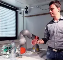  ??  ?? Un investigad­or de la EPFL ejecuta movimiento­s que la mano robótica imita. El prototipo se ha probado exitosamen­te con tres personas amputadas y siete que no lo están.