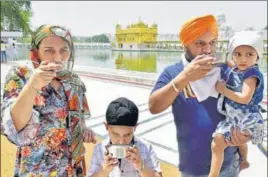  ?? SAMEER SEHGAL/HT ?? Devotees enjoying cold sweetened water at a ‘chabeel’ — put up to mark the martyrdom day of the fifth Sikh master Guru Arjan Dev — at the Golden Temple in Amritsar on Tuesday.