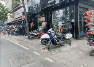  ?? ?? Vỉa hè trên đường Nguyễn Trãi (Quận 5) bị chiếm dụng kinh doanh, buôn bán.