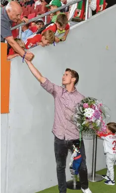  ?? Foto: Ulrich Wagner ?? Paul Verhaegh musste viele Hände schütteln, als er sich im Sommer aus Augsburg verabschie­dete. Söhnchen Fenn Liam interessie­rte das nicht so.