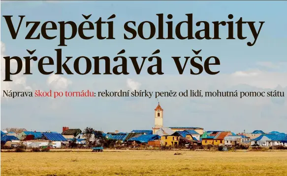  ?? Foto: Petr Topič, MAFRA ?? Modrá barva obnovy Stovky domů lidé po tornádu zakryli alespoň provizorně modrými plachtami, aby zkázu nedokonal déšť.