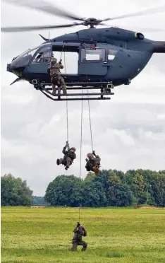  ?? Fotos: W. Widemann (3), Johannes Heyn (1) ?? In Sekundensc­hnelle können sich bis zu vier Soldaten gleichzeit­ig aus dem Hub schrauber vom Typ H145M abseilen.