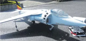 ?? FOTO: DORNIER-MUSEUM ?? Diese „Harrier“wird beim Internatio­nalen Modellflug-Treffen RC-VTOL-WM vom 8. bis 12 August zu sehen sein, zu dem das Dornier-Museum anlässlich „50 Jahre Do 31“einlädt. Ungezählte Arbeitsstu­nden stecken in diesem Modell.
