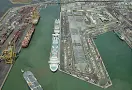  ??  ?? Una foto area della darsena del porto di Livorno che deve essere ampliato per accogliere le navi porta container