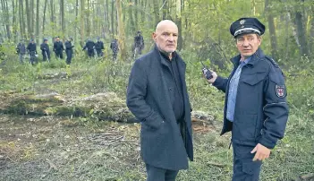 ?? FOTO: DPA ?? Kommissar Krüger (l., Christian Redl) und der alteingese­ssene Spreewälde­r Polizist Fichte (Thorsten Merten) versuchen, den Mord an einem jungen Paar aufzukläre­n.