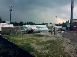  ??  ?? Rencizioni crollate Il vento ha spazzato via lereti di campi sportivi di Dueville