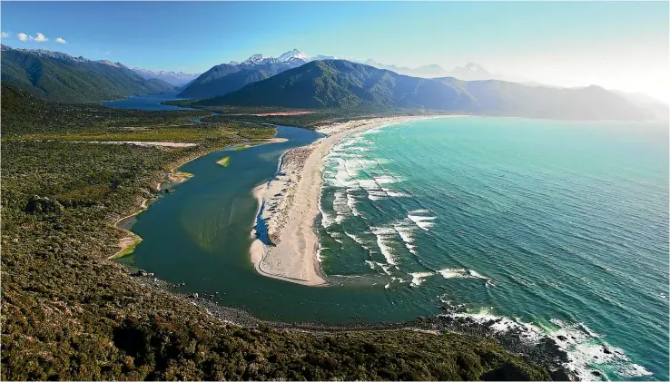  ?? NGA¯ I TAHU
TOURISM ?? Martins Bay sandspit with the Hollyford Valley and Lake McKerrow in the
distance.