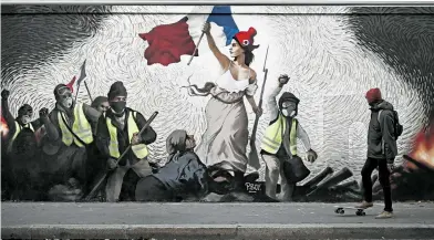  ?? AFP ?? El grafiti está firmado por PBOY (Pascal Boyart), un artista parisino que suele pintar obras que denuncian el sistema financiero/
