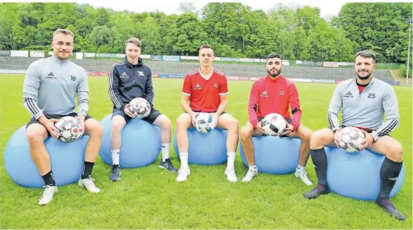  ??  ?? Das sind die Neuen beim Fußball-Saarlandli­gisten SV Saar 05 Saarbrücke­n (von links): Jan Stemmler (TuS Fürth), Lukas Philipp (SV Auersmache­r), Rouven Osthoff (FV Bischmishe­im), Mehdi Mechroub, der aus Frankreich an den Saarbrücke­r Kieselhume­s kam, und Lars Weber (FSG Ottweiler-Steinbach).