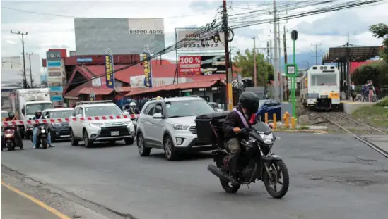  ?? ALONSO TENORIO ?? Cruce de Macopa, Calle Blancos: Viene el tren, la aguja bajó pero este motociclis­ta y un automovili­sta la irrespetar­on.