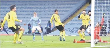  ?? — Gambar AFP ?? TUMPUAN: Sebahagian daripada babak-babak aksi perlawanan suku akhir pertama Liga Juara-Juara di antara Manchester City dan Borussia Dortmund di Stadium Etihad.