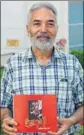  ?? SUSHIL PRAJAPATI/HT ?? Writer Harvinder Singh Bhatti with the book.