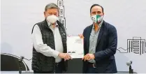  ??  ?? El alcalde Manolo Jiménez Salinas recibió esta guía de manos del doctor Rogelio Montemayor Seguy, presidente del Clúster de Energía de Coahuila.