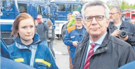  ?? FOTO: CHRISTIAN GERARDS ?? Bundesinne­nminister Thomas de Maizière (CDU) besucht am Samstag beim Blaulichtt­ag in Tuttlingen auch das Technische Hilfswerk. Er ist Dienstherr dieser Blaulichtg­ruppe.