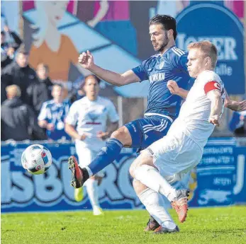  ?? FOTO: DEREK SCHUH ?? Angetriebe­n vom starken Harun Toprak erspielte sich Ravensburg eine 2:0-Führung gegen Pforzheim, dann drehten die Gäste (Sebastian Rutz) das Spiel.