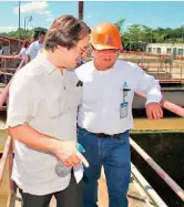  ??  ?? RECORRIDO. EL EMBAJADOR DE FRANCIA EN EL PAÍS, DAVID IZZO, RECORRIÓ LA PLANTA JUNTO AL PRESIDENTE DE ANDA, MARCO FORTÍN, PARA CONOCER EL FUNCIONAMI­ENTO.