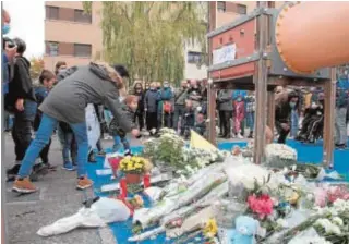  ?? // EP ?? Vecinos de Lardero colocan flores en un altar improvisad­o