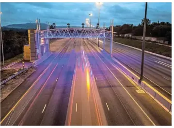  ?? / DANIEL BORN ?? An e-toll gantry is a spectacle of light in the evening. A technical team has been tasked to come up with the process of decommissi­oning the e-tolls to complete the scrapping of the system in Gauteng.