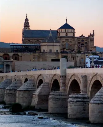  ??  ?? CÓRDOBA, ÁRABE Y ROMANA. La Mezquita de Córdoba, junto a la Alhambra de Granada uno de los monumentos más visitados, vista desde el Puente Romano.