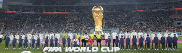  ?? ?? Los onces de Japón y España posan en la tradiciona­l ceremonia de los himnos nacionales en el estadio Khalifa, con gran cantidad de aficionado­s españoles.