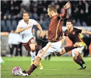  ?? Foto: APA/AFP/Bouys ?? Francesco Totti verwandelt­e gegen Torino den spielentsc­heidenden Elfmeter. Es war der 247. Treffer des Römers in der Serie A.