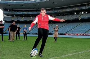  ?? PHOTOSPORT ?? Scott McLaughlin shows the form that won him the rugby goalkickin­g competitio­n at the V8 Supercars Auckland Sprint launch.
