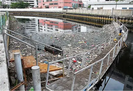  ??  ?? Disgusting sight: A large amount of rubbish trapped by the log boom in Sungai Pinang in Jalan Sungai, Penang. — CHIn CHEnG yEAnG/The Star