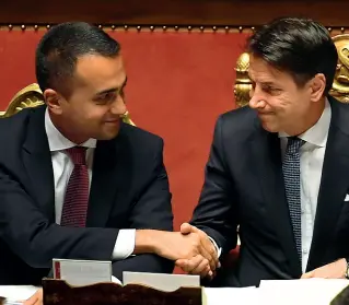  ?? ?? A sinistra Luigi Di Maio, a destra Giuseppe Conte. Il sodalizio tra i due si è rotto