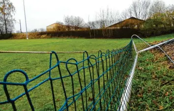  ?? Foto: Barbara Würmseher ?? Am westlichen Rand des Staudheime­r Sportplatz­es soll ein Soccer‰Platz entstehen. Der FC Staudheim möchte in einen solchen Kunstrasen­platz rund 57.000 Euro investiere­n.