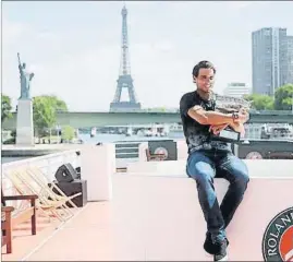  ?? FOTO: EFE ?? Rafa Nadal, con la Copa de los Mosquetero­s, en un Bateau Mouche especial RG