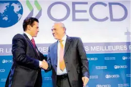  ??  ?? CONFERENCI­A MAGISTRAL. El presidente Enrique Peña Nieto y el secretario general de la OCDE, José Ángel Gurría, ayer en París, Francia.