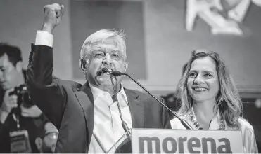  ?? Pedro Mera / Getty Images ?? El ganador de los comicios presidenci­ales de México, Andrés Manuel López Obrador, da un discurso en la Ciudad de México, al celebrar su triunfo electoral el domingo 1 de julio de 2018.