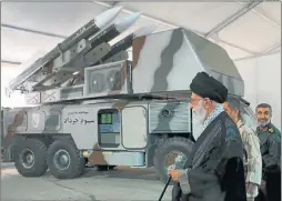  ?? CEDOC PERFIL ?? VISITA. Khamenei revisa misiles como los que derribaron el dron.