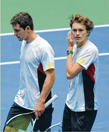  ?? Foto: dpa ?? Brüderlich­e Enttäuschu­ng nach der Niederlage im Doppel: Mischa (links) und Alexander Zverev verloren, Deutschlan­d muss im Davis Cup um den Klassenerh­alt spielen.