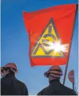 ?? FOTO: DPA ?? Gewerkscha­fter beim Streik: Erste Kompromiss-Signale.
