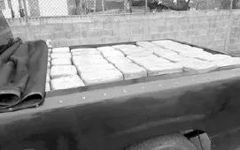  ??  ?? Elementos militares aseguraron más de 400 kilogramos de marihuana que eran transporta­dos en una camioneta.